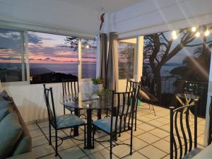 comedor con mesa y sillas en el balcón en Departamento andree, en Puerto Vallarta