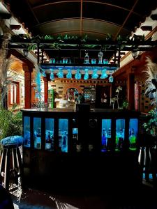 um bar com vasos azuis pendurados no tecto em Hotel Oasis de la villa em Villa de Leyva