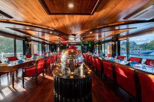 un vagone ristorante su un treno con tavoli e sedie di Halong Dragon Bay Cruise a Ha Long