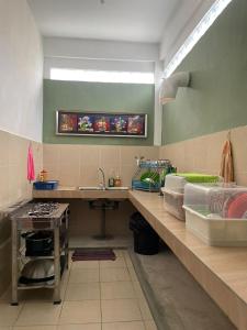 eine Küche mit einer Spüle und einer Arbeitsplatte in der Unterkunft Hidayah Homestay Tawau in Kampong Parit