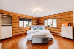 A bed or beds in a room at Anarchist Log Cabin