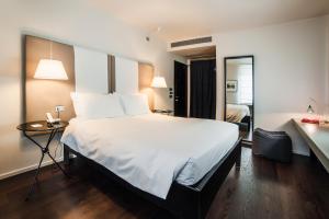 Una habitación de hotel con una cama grande y un espejo. en Hotel Casa Poli, en Mantua