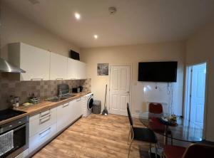 Ett kök eller pentry på Aberdeen stay central 2-bedrooms apartment
