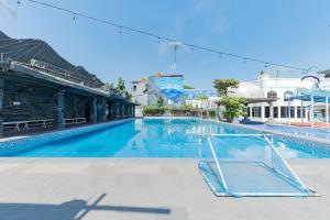 una piscina con agua azul en un edificio en RedDoorz @ Niagara Waterpark, en Maracang-tua 17 fotos más