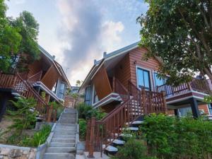 uma casa com escadas que levam até ela em 360 Resort em Sihanoukville