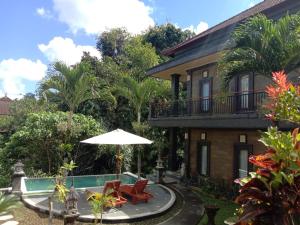 vista su una casa con piscina di Ketut Kasta Guest House ad Ubud