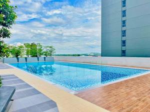een zwembad aan de zijkant van een gebouw bij 2BR Alanis Suite With Balcony in Sepang