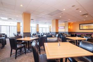 Restaurace v ubytování Sandman Hotel Montreal - Longueuil