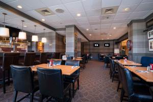 Restaurace v ubytování Sandman Hotel Montreal - Longueuil