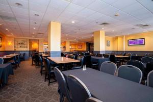 Restaurace v ubytování Sandman Hotel Montreal - Longueuil