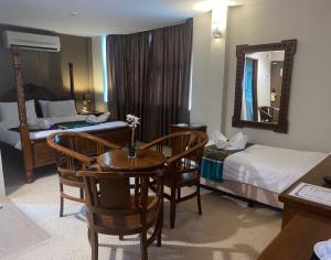 Llit o llits en una habitació de Hotel DarulMakmur Jerantut