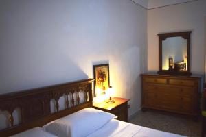 Tempat tidur dalam kamar di Casa Luigi Sergio - affitto breve