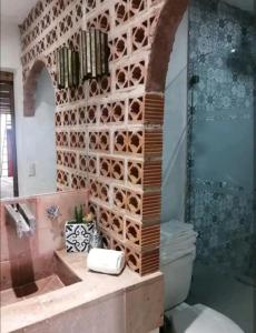 een badkamer met een douche, een wastafel en een toilet bij Villas del Sol in Bernal
