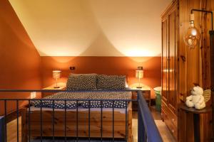 1 dormitorio con 1 cama y 2 lámparas en las mesas en Il Nido en Sestola