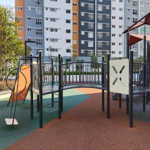 un parque infantil con 2 bancos y un tobogán en MQA Homestay en Sepang