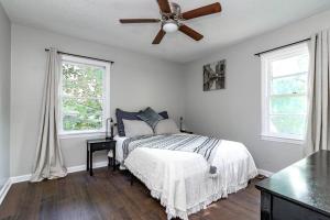 Katil atau katil-katil dalam bilik di Dual-Family Retreat Sunlit Haven