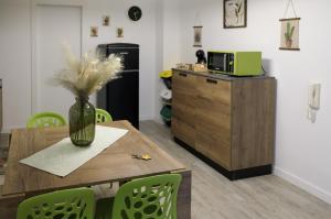 una sala da pranzo con tavolo e frigorifero di Abba43 apartment a Cagliari
