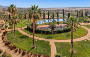 - une vue aérienne sur un parc planté de palmiers dans l'établissement 2 Bedroom Amazing Apartment In La Tercia, à Lo Mendigo