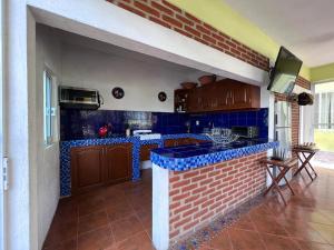 una cucina con piano di lavoro blu in una camera di Quinta Oaxte a Oaxtepec