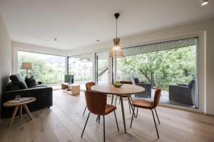 un salon avec une table et des chaises dans l'établissement Astor Apartments, à Valdaora