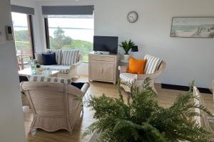 Posezení v ubytování Promenade 12, 8 Intrepid Cl - fantastic waterfront unit with air con and Wifi