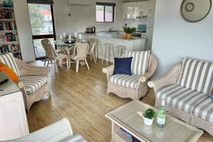 Posezení v ubytování Promenade 12, 8 Intrepid Cl - fantastic waterfront unit with air con and Wifi
