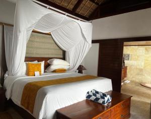Postel nebo postele na pokoji v ubytování Jimbaran Puri, A Belmond Hotel, Bali