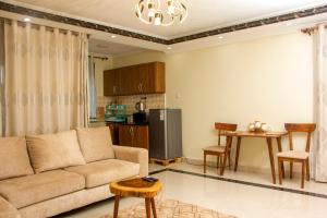 Кухня или мини-кухня в BRB HOMES-1BR in Bukoto with Fast Wi- Fi and Work-friendly
