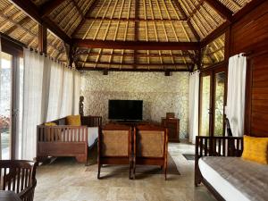 TV a/nebo společenská místnost v ubytování Jimbaran Puri, A Belmond Hotel, Bali