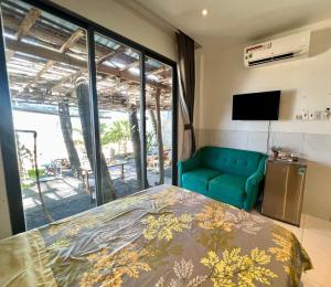 - une chambre avec un lit, une télévision et un canapé dans l'établissement SOHO 1 PHÚ QUỐC, à Duong Dong