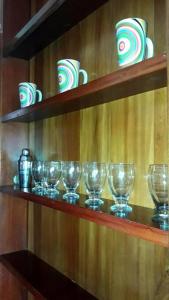 una fila de copas de vino sentadas en un estante en North Family View n Wide, en Cuenca