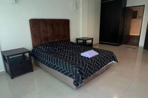 sypialnia z dużym łóżkiem i stolikiem nocnym w obiekcie D'Sea Marina Island Resort by Manhattan Group w mieście Lumut