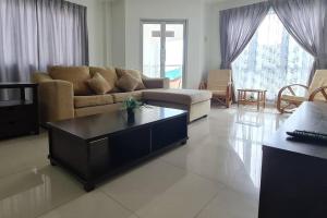 uma sala de estar com um sofá e uma mesa de centro em D'Sea Marina Island Resort by Manhattan Group em Lumut