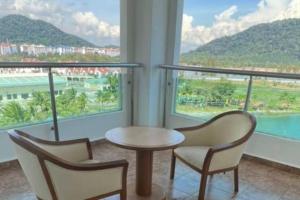 una stanza con due sedie e un tavolo e due finestre di D'Sea Marina Island Resort by Manhattan Group a Lumut