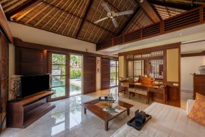 TV a/nebo společenská místnost v ubytování Jimbaran Puri, A Belmond Hotel, Bali