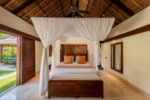 Postel nebo postele na pokoji v ubytování Jimbaran Puri, A Belmond Hotel, Bali