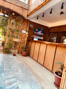 un patio con bar y macetas en Nirvana Beach Resort, en Boracay