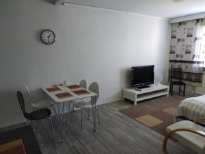 TV a/nebo společenská místnost v ubytování Cheap&Shared Rooms in Tornio city