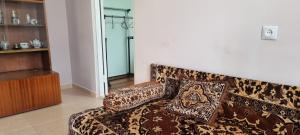 un divano con due cuscini in soggiorno di TsalKo a Tsalka