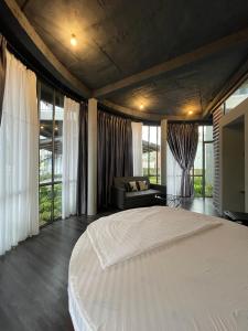 um quarto grande com uma cama grande e um sofá em Homestay Bảo Lộc em Bao Loc
