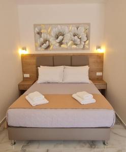 um quarto com uma cama com duas toalhas em Z BOUTIQUE STUDIOS em Perea