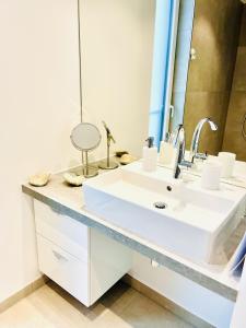 uma casa de banho com um lavatório branco e um espelho. em Floating Home Nr 1 em Laboe