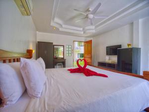 Serenity Lakeside Resort客房内的一张或多张床位