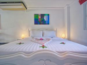 Serenity Lakeside Resort客房内的一张或多张床位