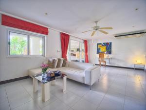 Serenity Lakeside Resort客房内的一张或多张床位