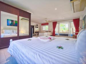 Serenity Lakeside Resort客房内的一张或多张床位