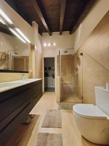 Kúpeľňa v ubytovaní Chalet con piscina climatizada en la naturaleza