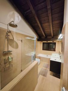 Koupelna v ubytování Chalet con piscina climatizada en la naturaleza
