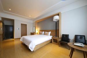 - une chambre avec un grand lit blanc et un bureau dans l'établissement Lake 45 Hotel, à Naju