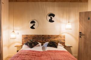A bed or beds in a room at Le Wafo
